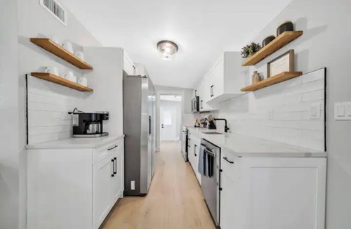 East Naples Cottage | SUMMER SAVINGS! New pool 2 miles to Beach-5th Ave, 2 King Beds, Bikes
