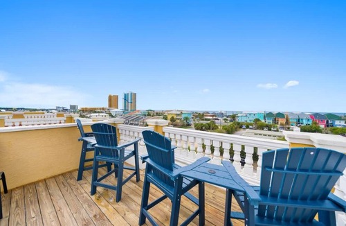 Biltmore Beach Villa | Summer Special, Lux 4BR House Sleeps 12, Pool, Elevator, King bed