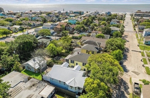 Galveston House | Summerwind: Award Winner! Pool, Firepit & 3 Blocks to Beach