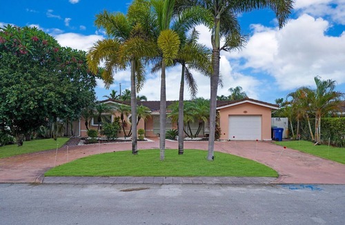 Coral Ridge Isles House | Sun-Filled House with pool By Dream Vacation