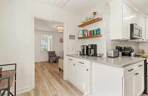 Saint Simons Heights Cottage | Sunflower Hideaway -Walk to eats, bike to beach, pet friendly, Relaxed backyard.