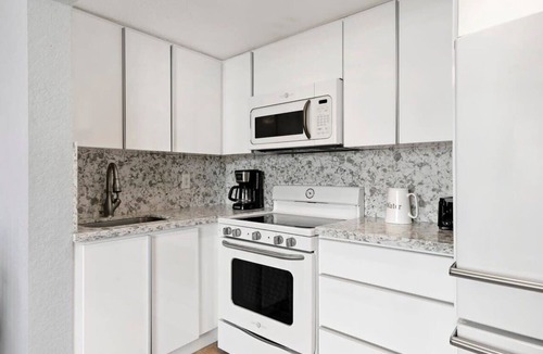 North Beach Apartment | Sunlit 2-Bed Oasis: Steps to Miami Beach!