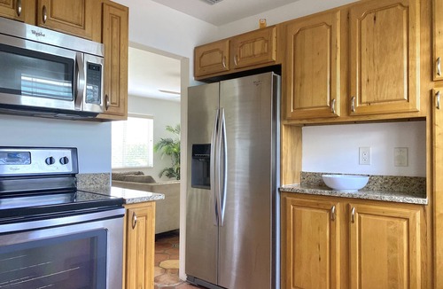 East Ocean Ave Apartment | Sunny 1 Bed 2 Bath Apt Steps From Water and 5min to Beach