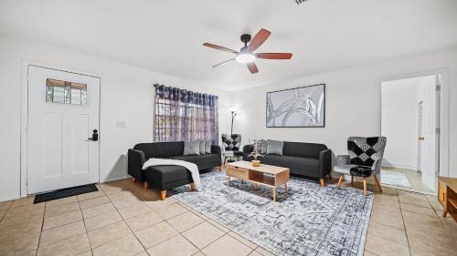Sarasota Springs House | Sunny 3BR Oasis with Water View and Beach Gear Near Siesta