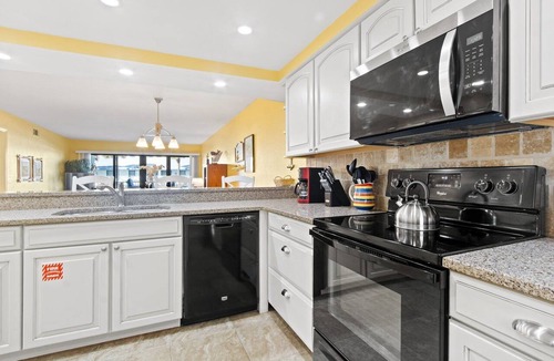 Cocoa Beach Condo | Sunny Cocoa Beach Condo W/Steps To Pool & Beach Access 🌴