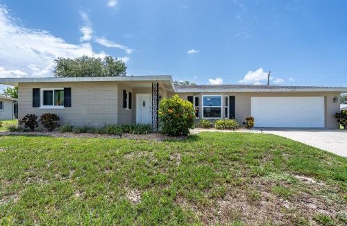 Gulf Gate Estates House | Sunny Cottage with lanai and garage, only 4 miles from Siesta Key
