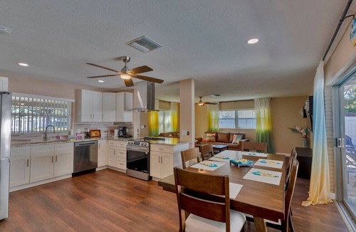 Seminole House | Sunny Escape-Heated Pool