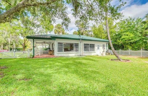 Yankeetown House | Sunny Home in Yankeetown w/Lanai & Backyard!