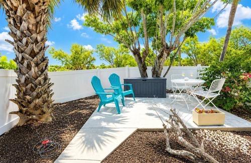 Sarasota Cottage | Sunny Lido Studio - Modern Touches