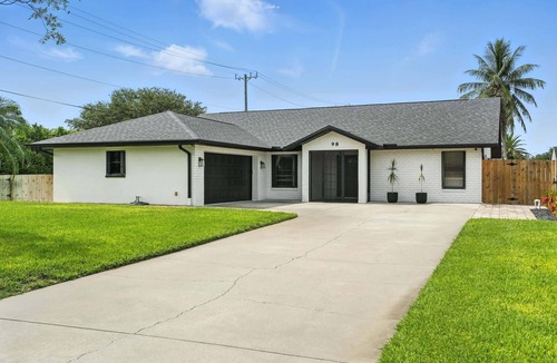 Willoughby Acres House | Sunny Pool Retreat, Pet-Friendly Near Beaches