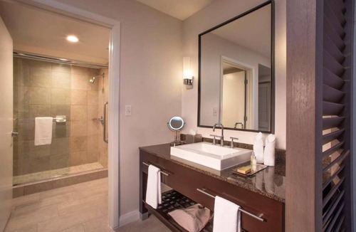 Hollywood South Central Beach Hotel | Sunny Retreat | Restaurant + Outdoor Pool