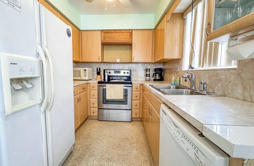 North Beach Apartment | Sunrise Delight –Pet-Friendly, 2-Min Walk to Beach