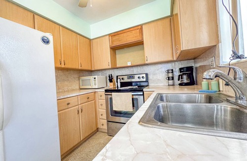 North Beach Apartment | Sunrise Delight –Pet-Friendly, 2-Min Walk to Beach