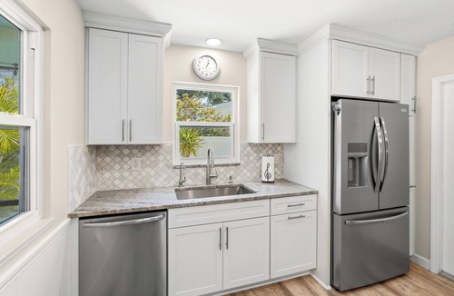 South Venice House | Sunset Beach Retreat - Pool, Private Fenced Yard, Near Beach, Small Dog Friendly