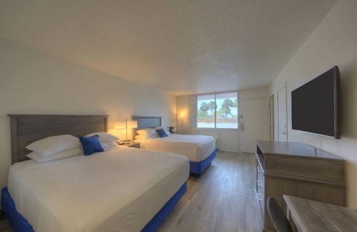 Fort Walton Beach Hotel | Sunset Beach Stay with Swimming Pools Near Island Attractions | 4 Units