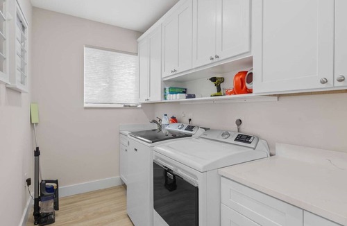 Marathon House | Sunset Point | Luxury 5 bdrm w pool, jacuzzi and XL dock, walk to beach