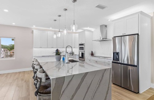 Marathon House | Sunset Point | Luxury 5 bdrm w pool, jacuzzi and XL dock, walk to beach