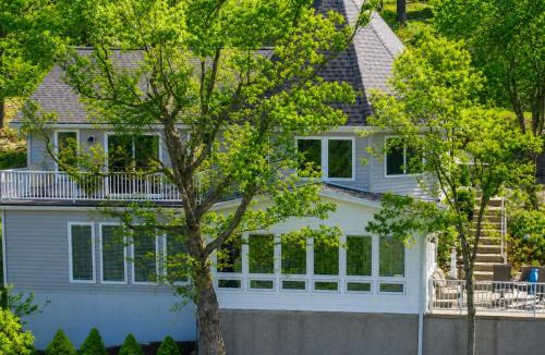 Linn Creek House | Sunset Pointe Lakefront Home with Private Dock and Stunning Views
