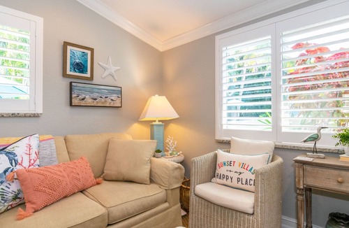 Ilexhurst Condo | Sunset Villas 2/1 Pool Condo Lush Tropical Landscape Walk To Sugar Sand Beach
