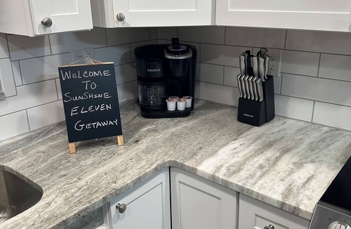 Memphis House | Sunshine Eleven Getaway Sleeps 6 Bedrooms 2 and pull out couch