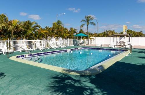 South Venice Hotel | Sunshine Inn & Suites Venice, Florida