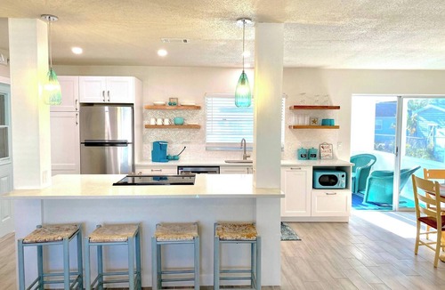 Lantern Park Units House | Sunshine Seekers Getaway: 3BR beach retreat w/hot tub & games!