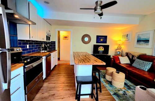 Old Town Cottage | Sunshine Siesta Cottage~Great Old Town Location, Pool, Private Hot Tub!