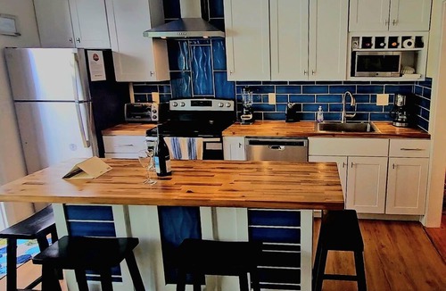 Old Town Cottage | Sunshine Siesta Cottage~Great Old Town Location, Pool, Private Hot Tub!
