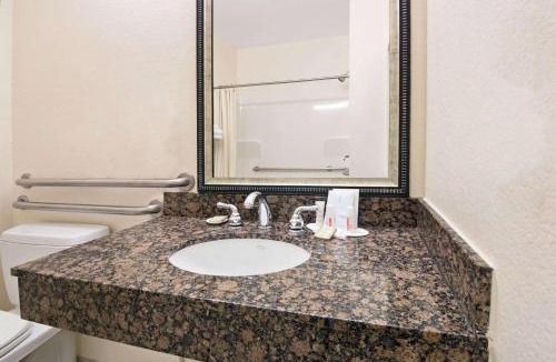 McKinney Hotel | Super 8 by Wyndham Austin/Airport South