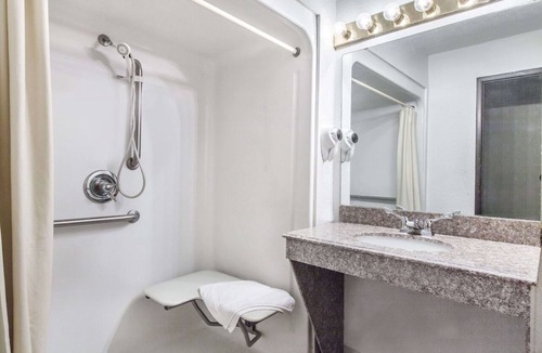 Cleveland Hotel | Super 8 by Wyndham Cleveland TX