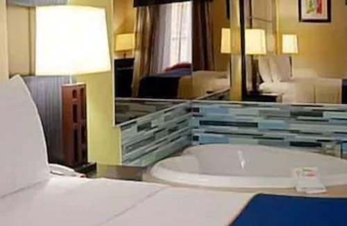 Irving Hotel | Super 8 by Wyndham Irving/DFW Apt/North