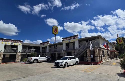 McAllen Hotel | Super 8 by Wyndham McAllen-Downtown-Airport-LA Plaza Mall