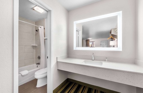 Pleasanton Hotel | Super 8 by Wyndham Pleasanton