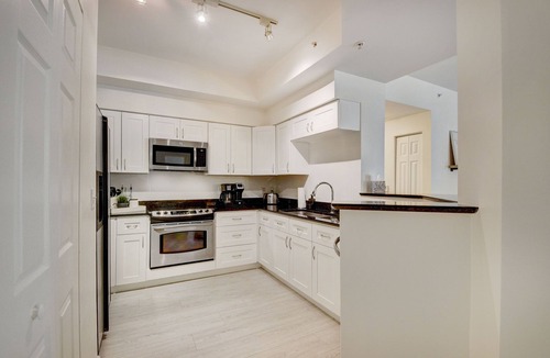 East Ocean Ave Condo | Superb condo located in a resort style complex