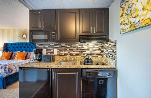 Southwest Orlando Apartment | Superb Renovated Suite, Amazing Water View Best Location to Disney and Universal