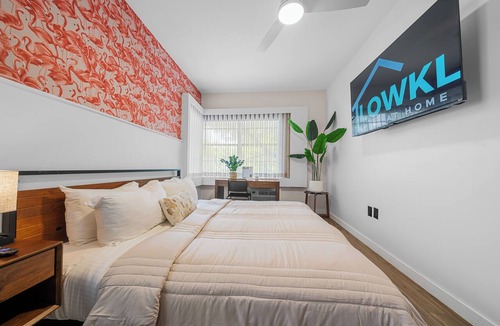 City Center Hotel | Superior King - Steps from the Sand - Includes Parking, Beach Chairs & More