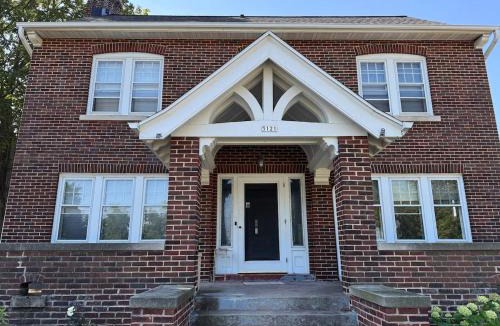 Almont Villa | Superior St Lakeview Villa