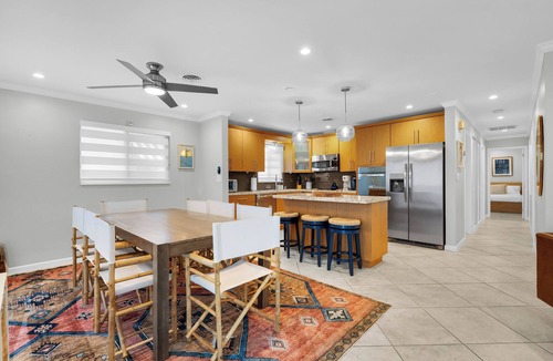 Hollywood House | Surf Side Beach House + Steps to sand & free parking!