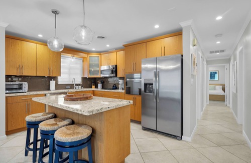Hollywood House | Surf Side Beach House + Steps to sand & free parking!