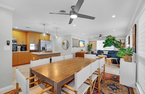 Hollywood House | Surf Side Beach House + Steps to sand & free parking!