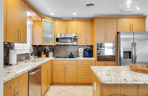 Hollywood House | Surf Side Beach House + Steps to sand & free parking!