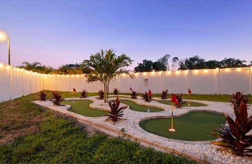 Walsingham House | Surfs Up! Heated Pool+Golf+Games, Sleeps 10, 15 min to beaches!
