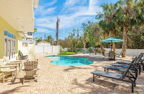 Holmes Beach House | Surfside AMI; backyard oasis steps to beach, heated pool, putting green,+gear!