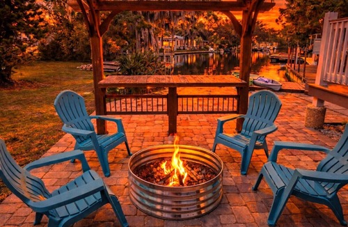 Weeki Wachee Gardens House | Swim Mat, Kayaks, Fire Pit! PET FRIENDLY - Sunfish Cove - Weeki Wachee River