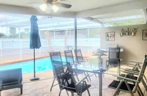Greater Northdale House | Tampa Home w BBQ patio pool/5 Beds/9 Guests