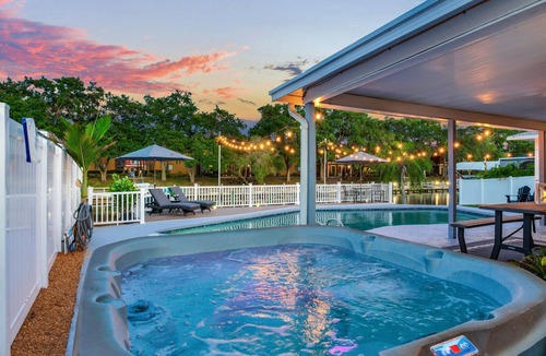 Tampa Shores House | Tampa Villa w Private Dock Luxury Heated POOL & Hot tub