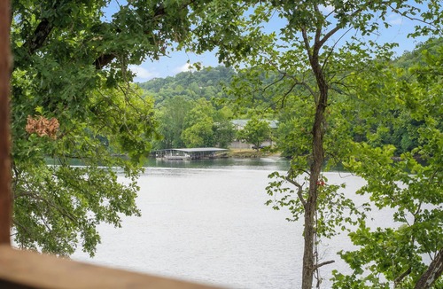 Branson House | Taneycomo Waterfront Retreat Near Branson Landing Private Hot Tub Free Daily Tickets
