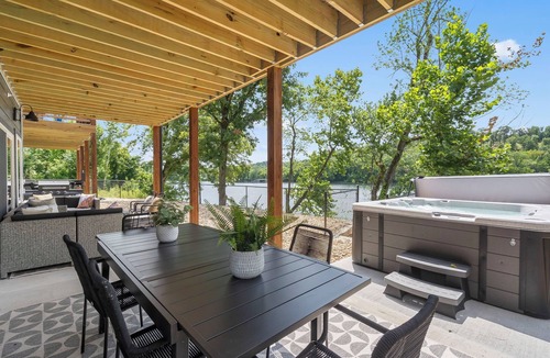 Branson House | Taneycomo Waterfront Retreat Near Branson Landing Private Hot Tub Free Daily Tickets