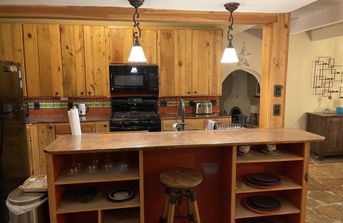 Taos House | Taos Adobe Experience - 4 blocks to Plaza - Hot Tub & Fireplace in Courtyard