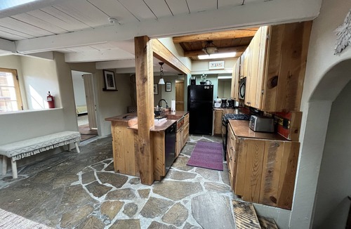 Taos House | Taos Adobe Experience - 4 blocks to Plaza - Hot Tub & Fireplace in Courtyard